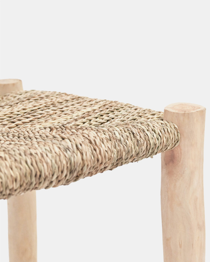 Geflochtener Palmenhocker mit massiver Holzstruktur von 75x40 cm.