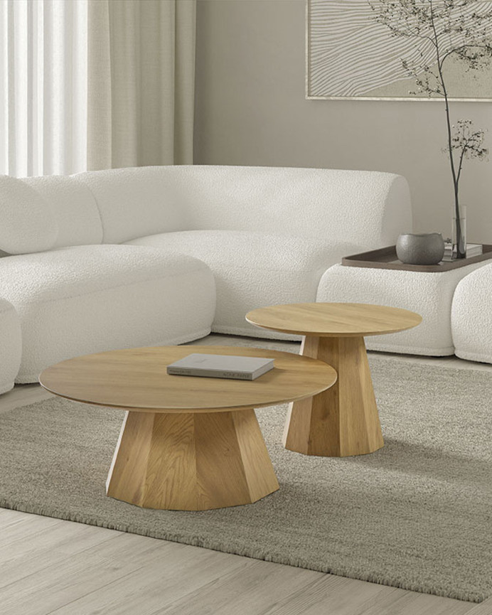 Runder Eichfurnier-Couchtisch mit einem Durchmesser von 35 cm und einer Höhe von 90 cm.