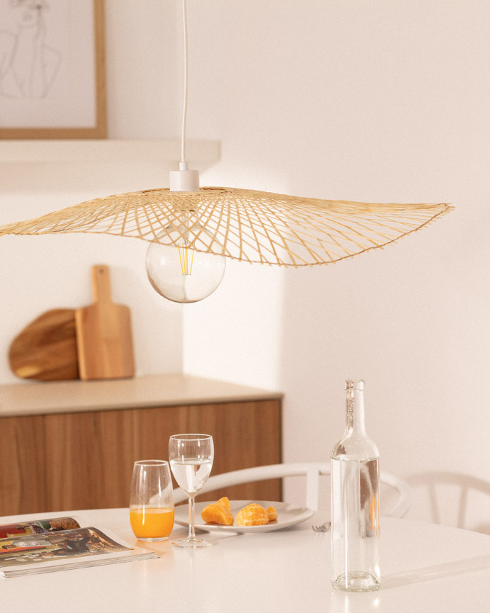 Deckenleuchte aus geflochtenem Rattan hergestellt.