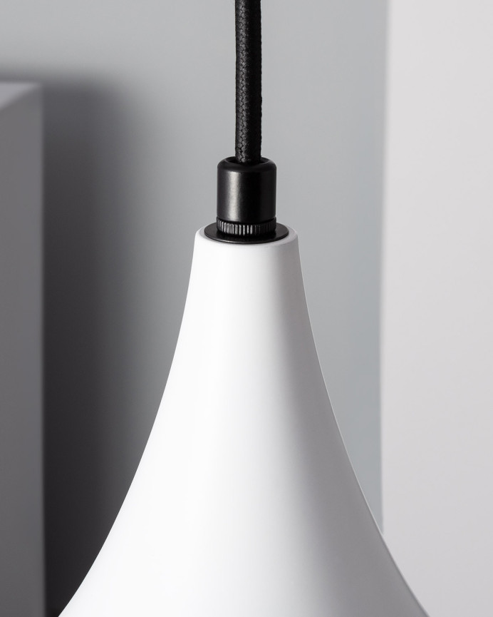 Deckenlampe aus weißem Aluminium außen und Kupfer innen hergestellt.