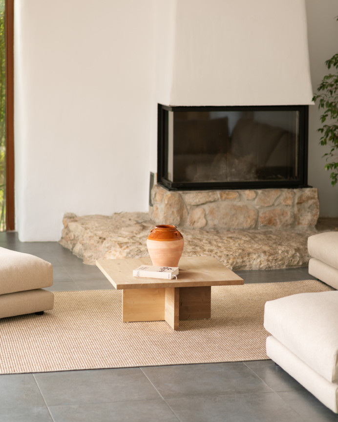 Quadratischer massiver Eichholz-Couchtisch in mittlerem Eichenfarbton von 80x80cm.