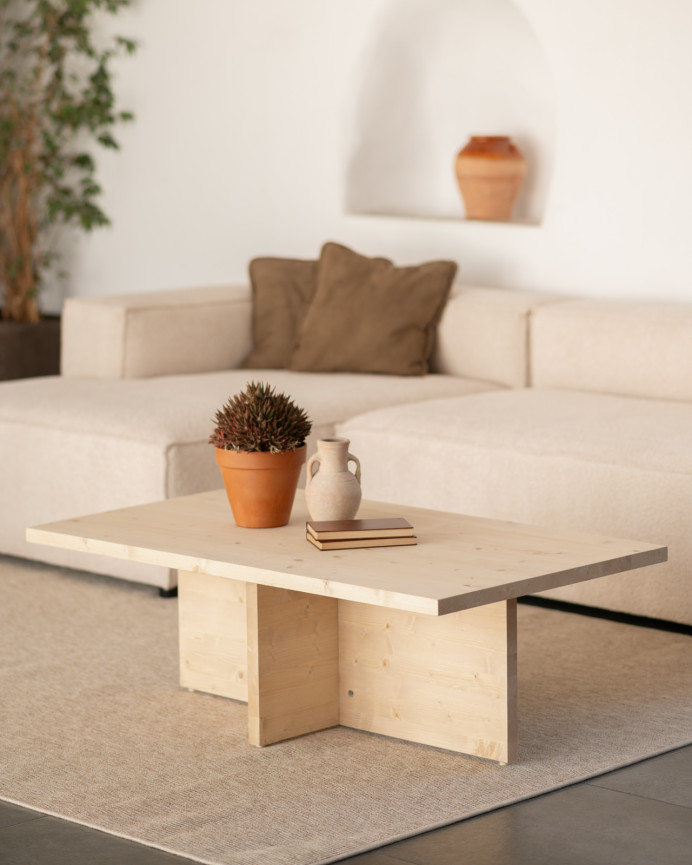 Massiver Holztisch in Naturfarbe im Maß von 120x70 cm.
