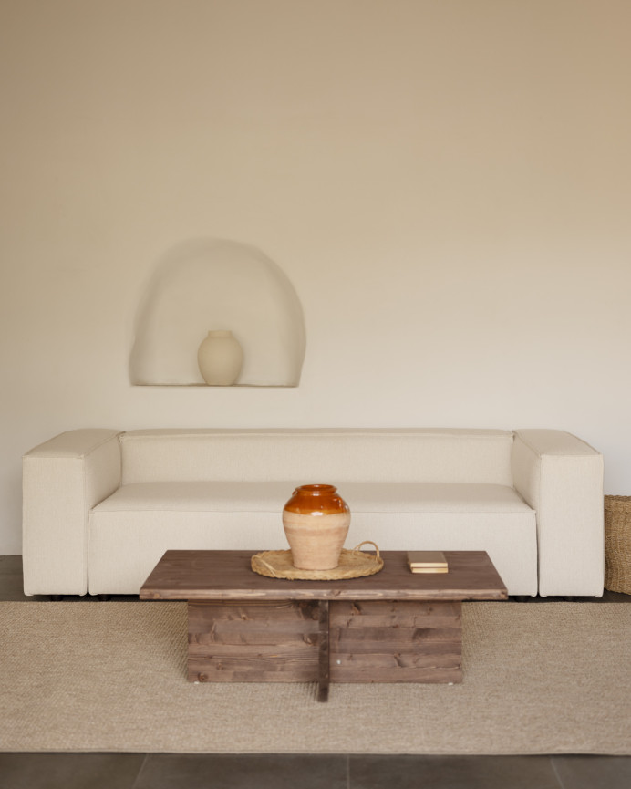 Massiver, nussfarbener Holz-Couchtisch mit den Maßen 120x70cm.