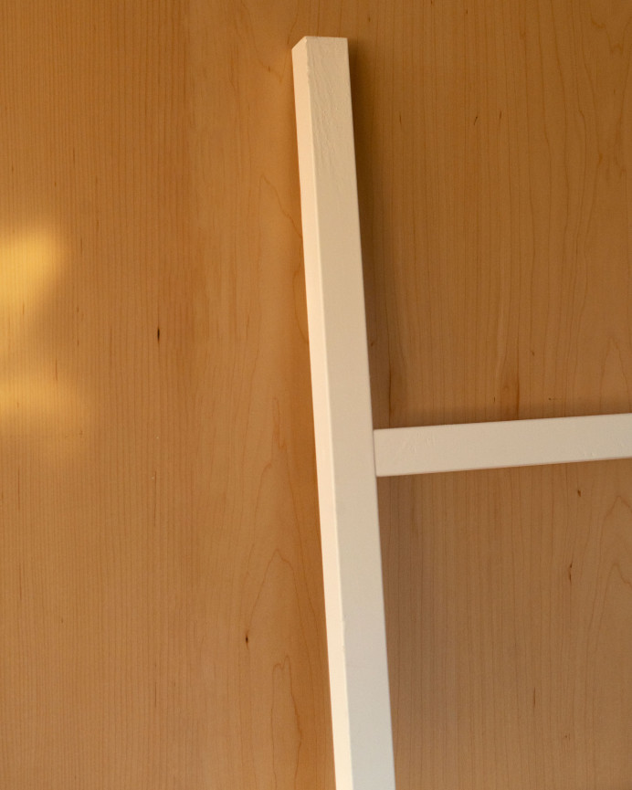 Massive Holztreppe in Weiß mit den Maßen 150x41cm.