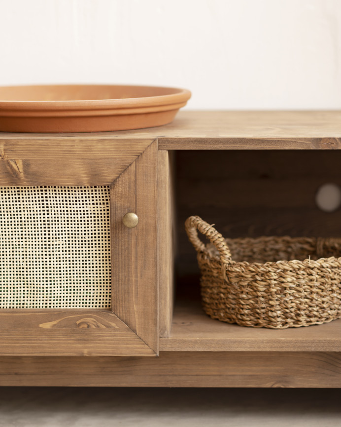 TV-Möbel aus Massivholz und Rattan mit 2 Türen in dunklem Eichenholzton, 150x40 cm.