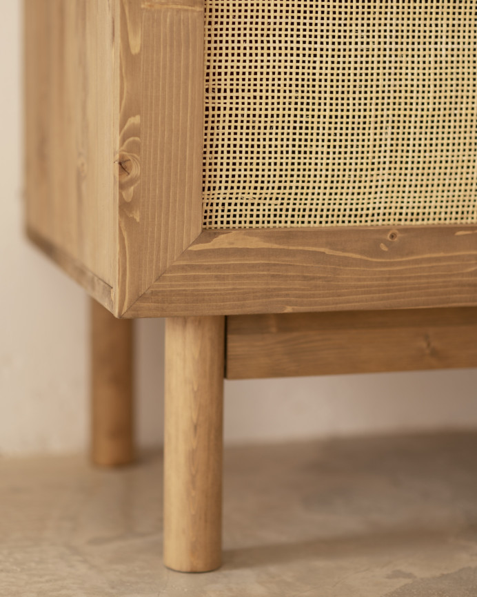 Massivholzschrank und Rattanmöbel in dunklem Eichenton von 180x80cm.