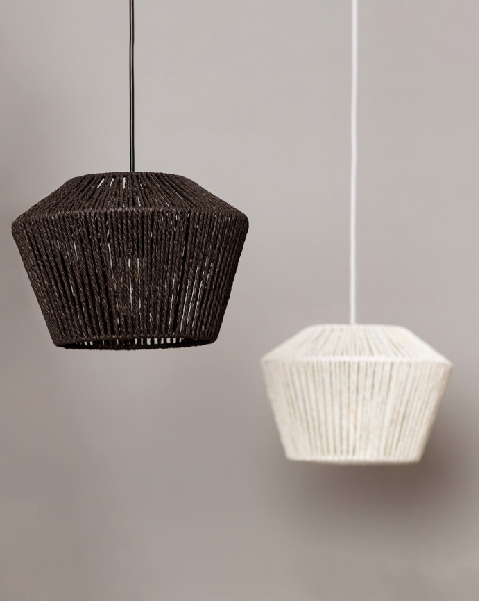 Deckenlampe in Weiß aus 22x31 cm großem Papierseil hergestellt.