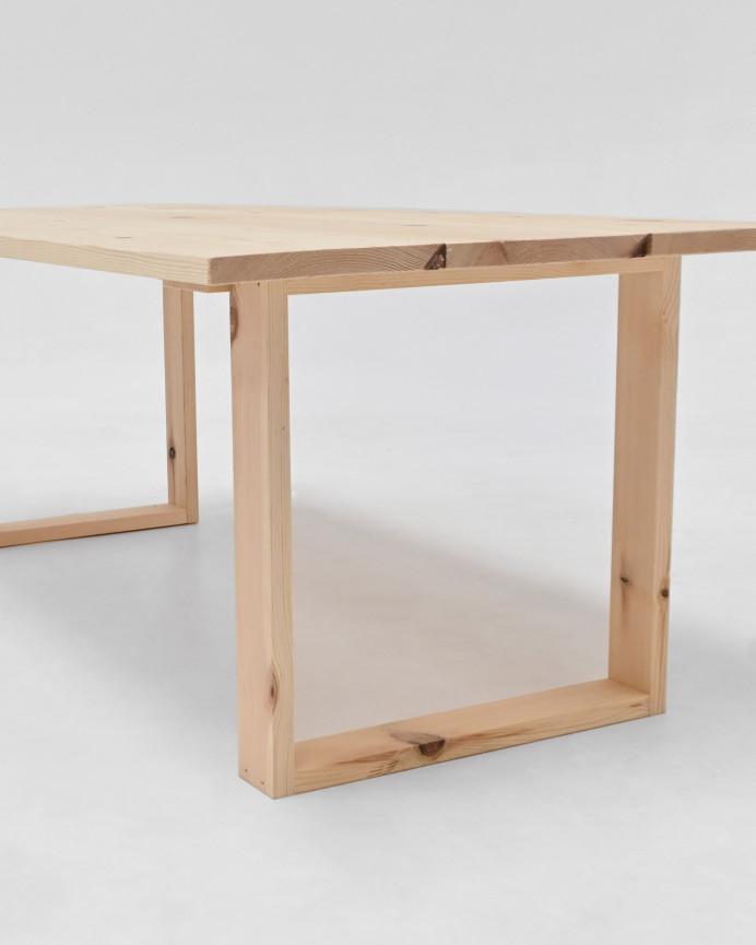 Massiver Holz-Couchtisch in natürlicher Ausführung aus 120x60 cm.
