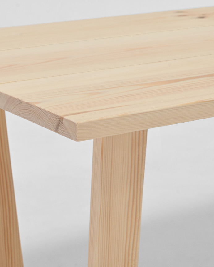 Massivholz-Couchtisch mit natürlicher Oberfläche aus 120x60 cm.