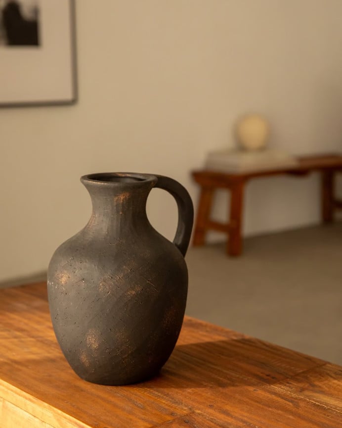 Schwarze Keramikvase, 25x21 cm.