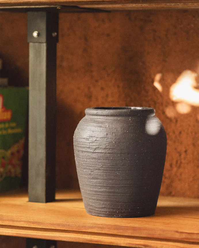 Schwarze Keramikvase, 19 cm groß.