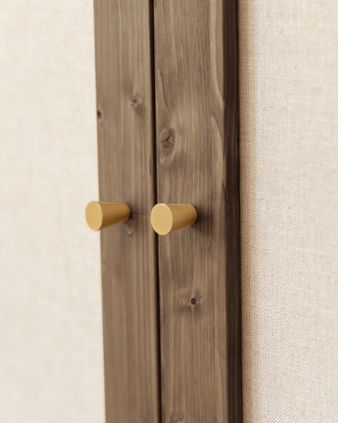 Schrank aus Fichtenholz und Leinenstoff in Nussbaumfarbe, 180x80cm.