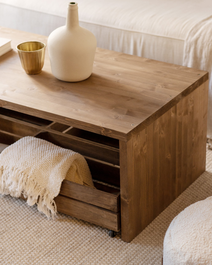 Mesa de centro de madera maciza en tono roble oscuro con ruedas de 120x45cm