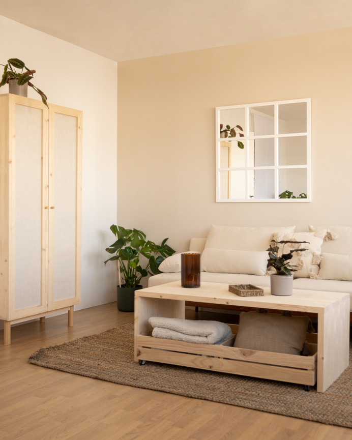 Mesa de centro de madera maciza en tono natural con ruedas de 120x45cm