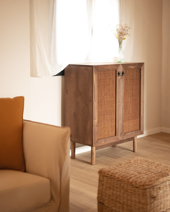 Massiver Holz- und Rattan-Sideboard mit 2 Türen in Nussbaumfarbe, Maße 100x80 cm.