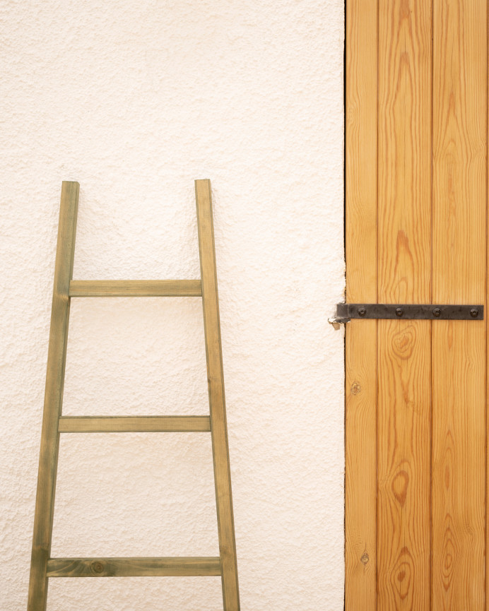 Escalera de madera maciza en tono verde de 150x50cm