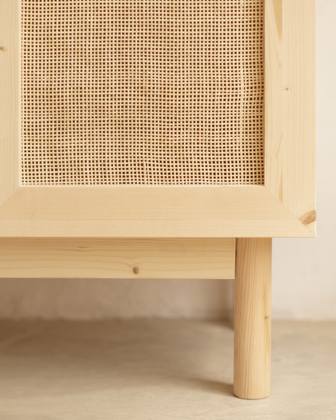 Sideboard aus Fichtenholz und Rattan-Medulla-Gewebe von 100x80 hergestellt.