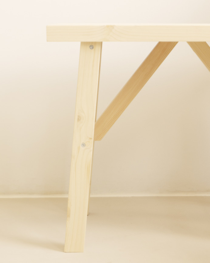 Massivholzhocker in natürlicher Farbe von 45x55cm.