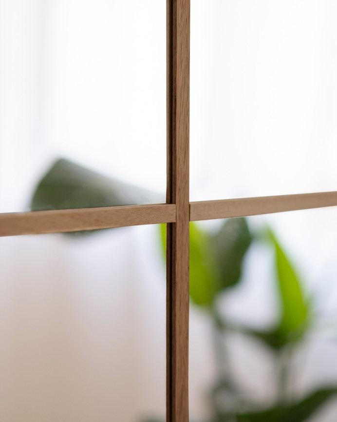 Rechteckiger Wandspiegel im Fensterstil aus dunkelroher MDF-Holz in den Maßen 90x60cm.