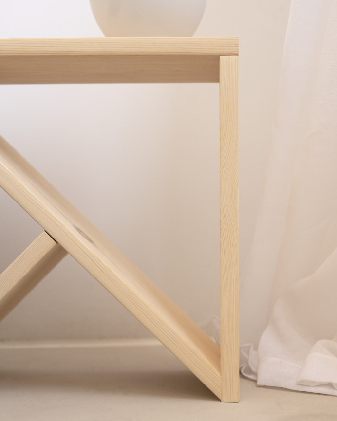 Verpacke 2 Massivholz-Couchtische in natürlicher Farbe in verschiedenen Größen.