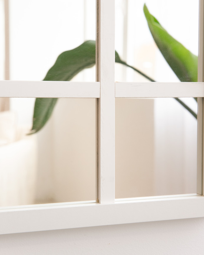 Rechteckiger Wandspiegel im Fensterstil, hergestellt aus weiß lackiertem Holz.