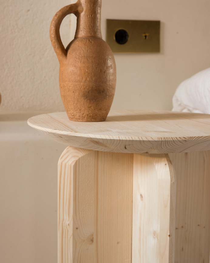 Beistelltisch aus massivem Holz in natürlicher Farbe von 50x45cm