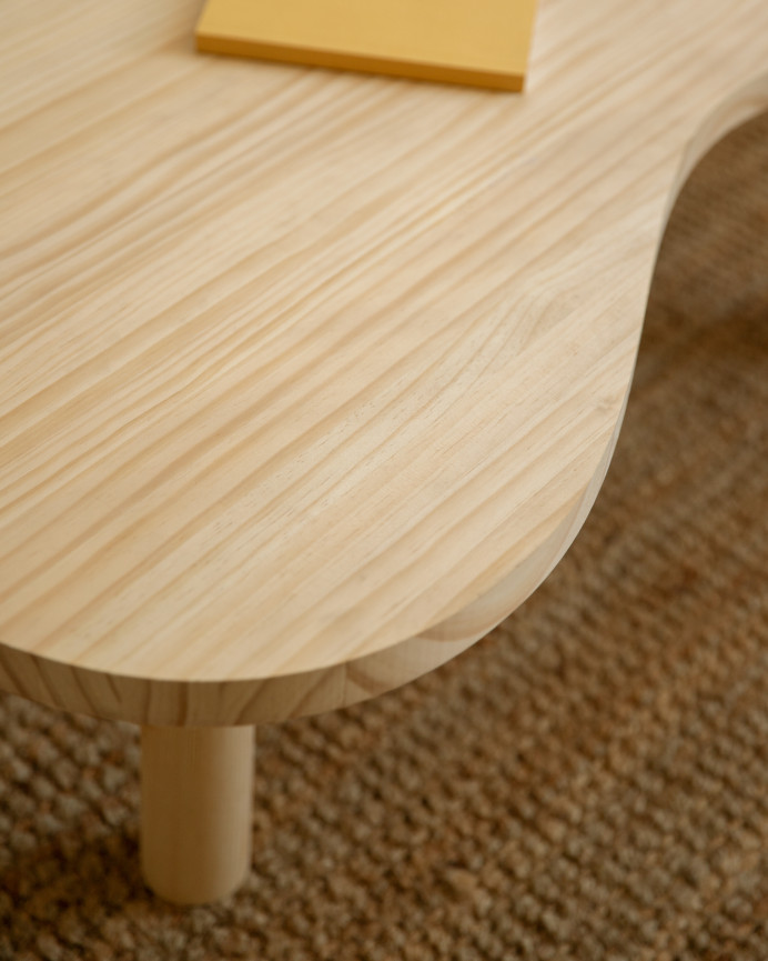 Massiver Holz-Couchtisch in organischen Formen in natürlichen Tönen in verschiedenen Größen.
