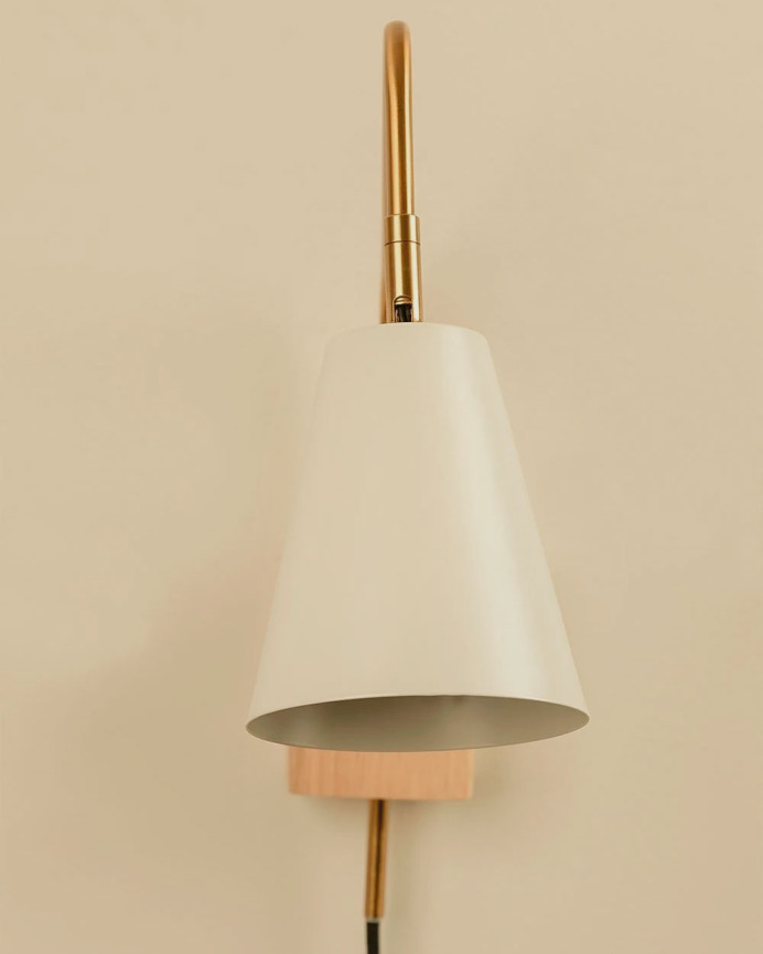 Wandleuchte aus Eisen und Gummibaumholz, 40x12 cm.