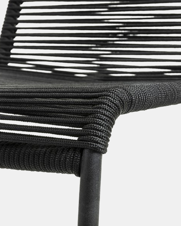 Stühle mit Sitz und Rückenlehne aus Seil mit einem Rahmen aus verzinktem Stahl in Schwarz in den Maßen 84x49 cm.