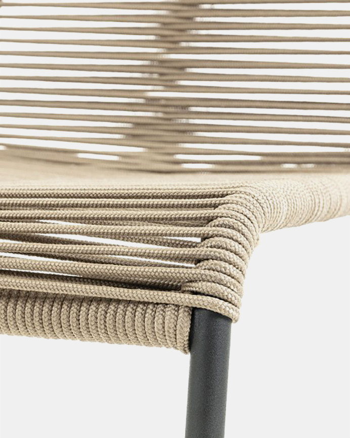 Stühle mit Sitz- und Rückenlehne aus Seil, mit einem Gestell aus feuerverzinktem Stahl in Beige, 84x49cm.