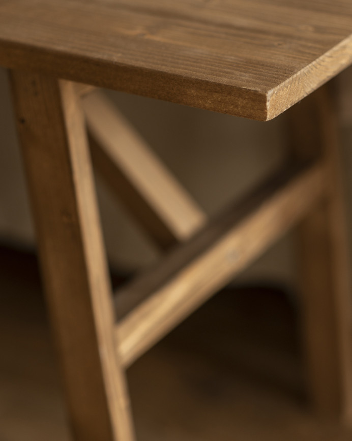 Massive Holzhocker in dunklem Eichenfarbton, 120x45cm.