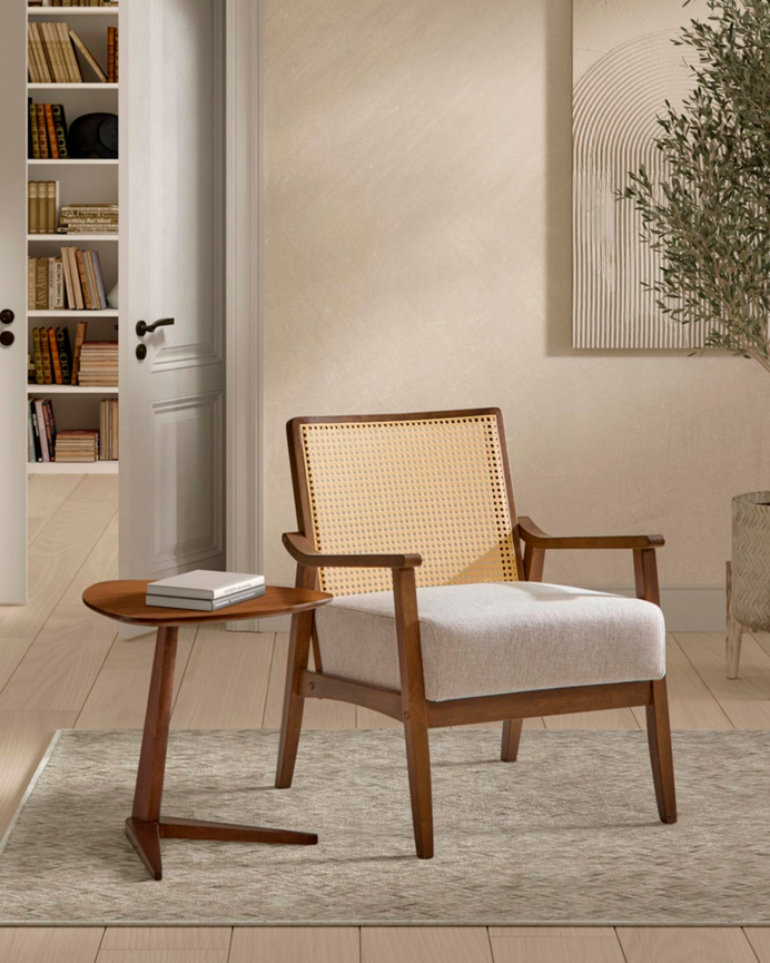 Massiver HolzsessEl mit Schaum- und Faserpolsterung in Nussbaum-Finish, 78x68cm.