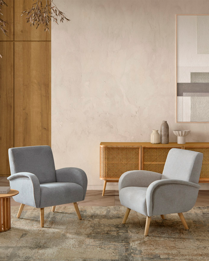 Massiver Holzsessel mit Sitzpolster aus Schaumstoff und Faser in Beige, 75x74 cm.