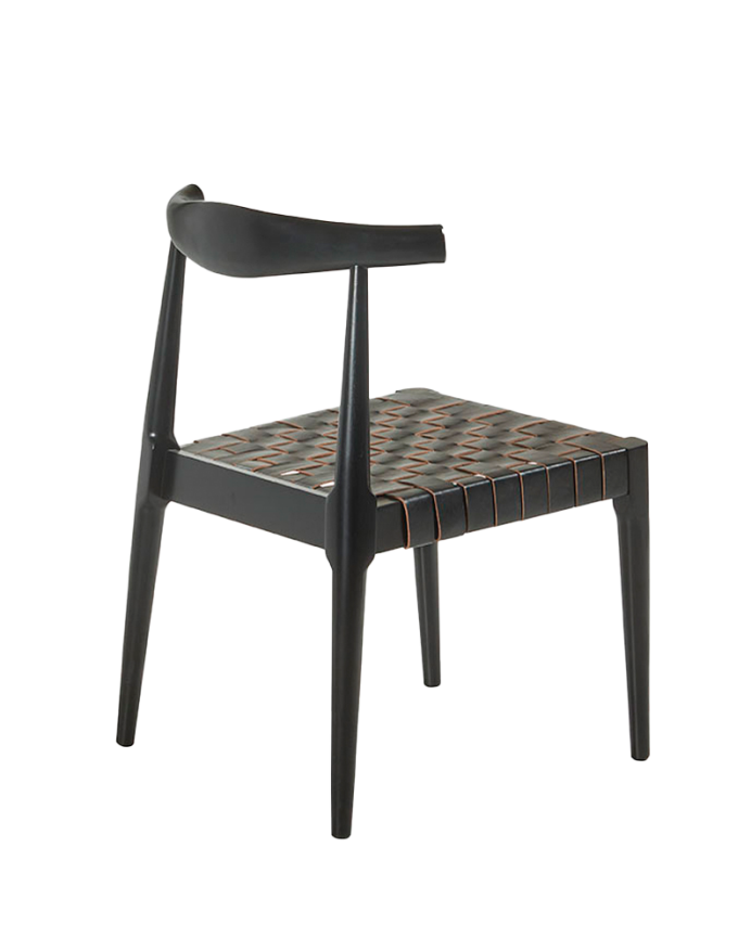 Massiver Holzstuhl mit schwarz geflochtener Sitzfläche und schwarzen Beinen in einer Höhe von 81 cm.