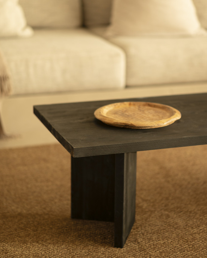 Massiver Couchtisch aus schwarzem Holz in den Maßen 120x55 cm.