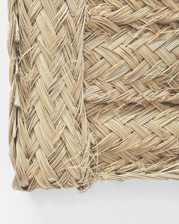 Doppelter horizontaler Wand-Blumentopf aus natürlichem Espartogeflecht und Holzgestell, 75x22 cm.
