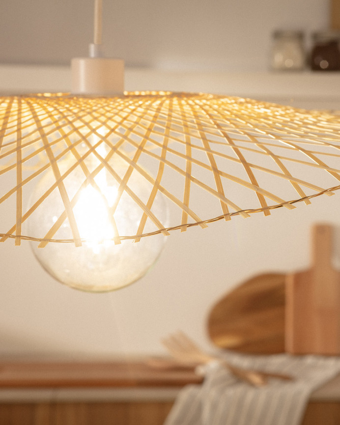 Deckenleuchte aus geflochtenem Rattan hergestellt.