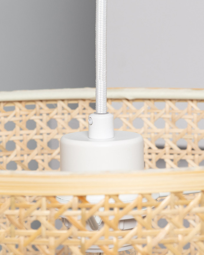 Deckenlampe aus Rattan-Geflecht hergestellt.