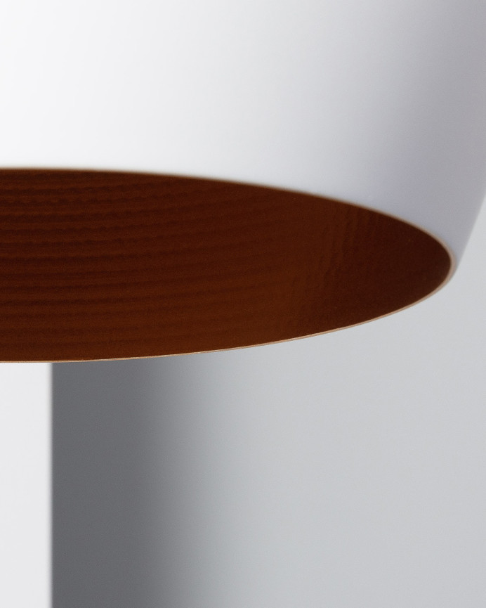 Deckenlampe aus weißem Aluminium außen und Kupfer innen hergestellt.