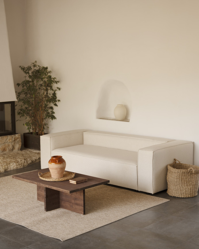Massiver, nussfarbener Holz-Couchtisch mit den Maßen 120x70cm.