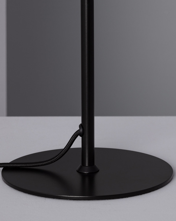 Tischlampe aus schwarzem Aluminium hergestellt.