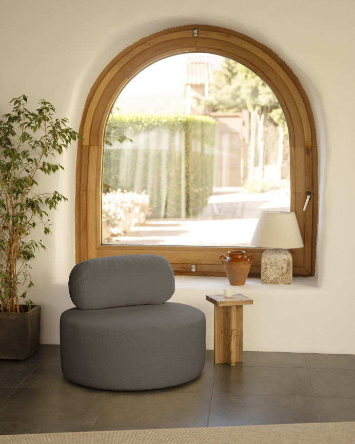 Runder Bouclé-Sessel in dunkelgrauer Farbe mit Maßen von 91x71cm.