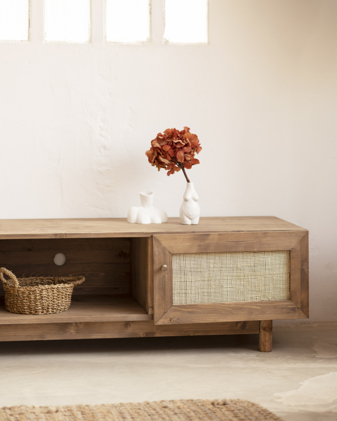 TV-Möbel aus Massivholz und Rattan mit 2 Türen in dunklem Eichenholzton, 150x40 cm.