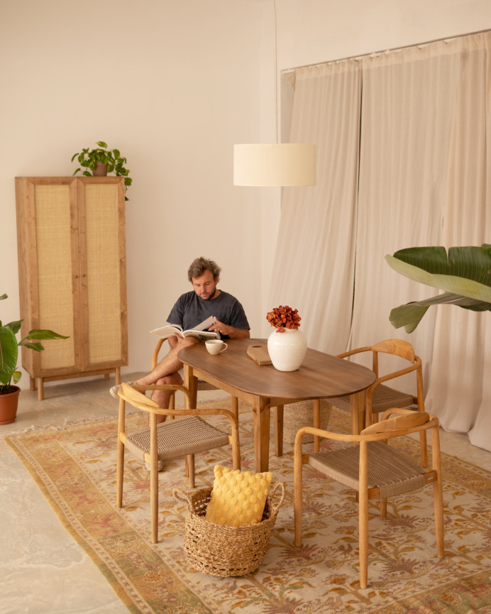 Massivholzschrank und Rattanmöbel in dunklem Eichenton von 180x80cm.