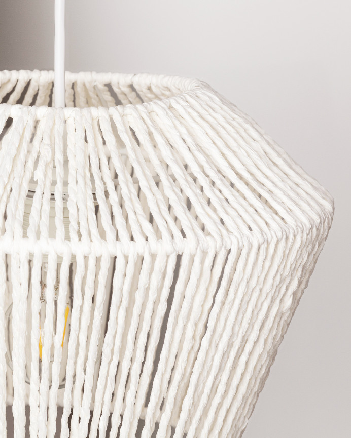 Deckenlampe in Weiß aus 22x31 cm großem Papierseil hergestellt.