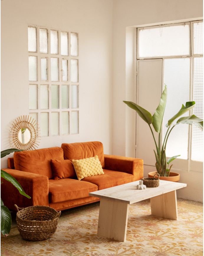 Massivholz-Couchtisch in natürlicher Ausführung aus 120x60cm.