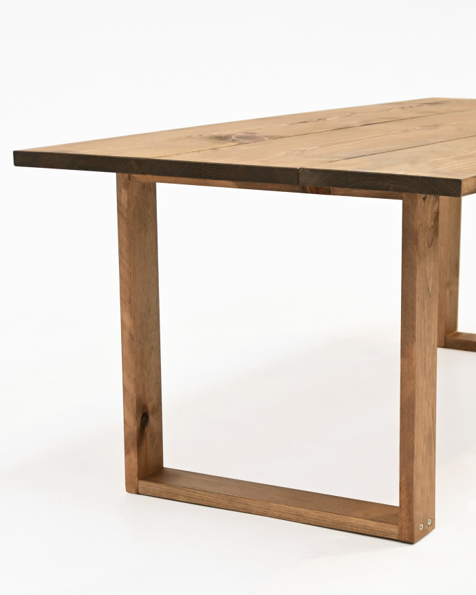 Massiver Eichentisch im dunklen Eichenfinish, 120x60 cm.