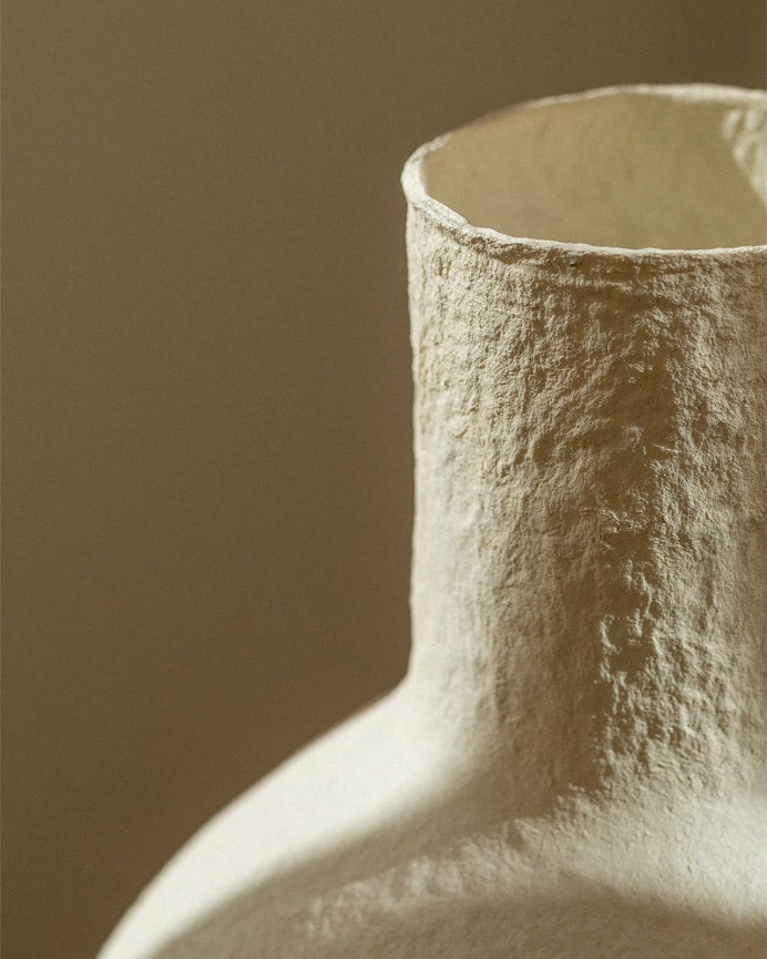 Weißer Pappmaché-Vase von 40 cm.
