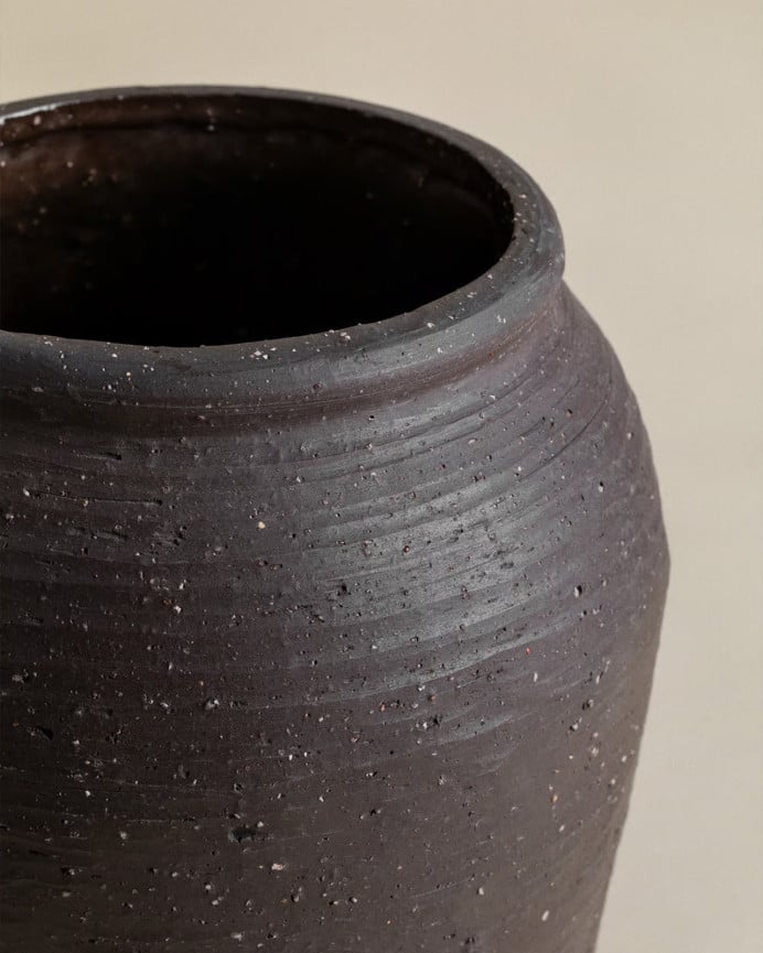 Schwarze Keramikvase, 19 cm groß.