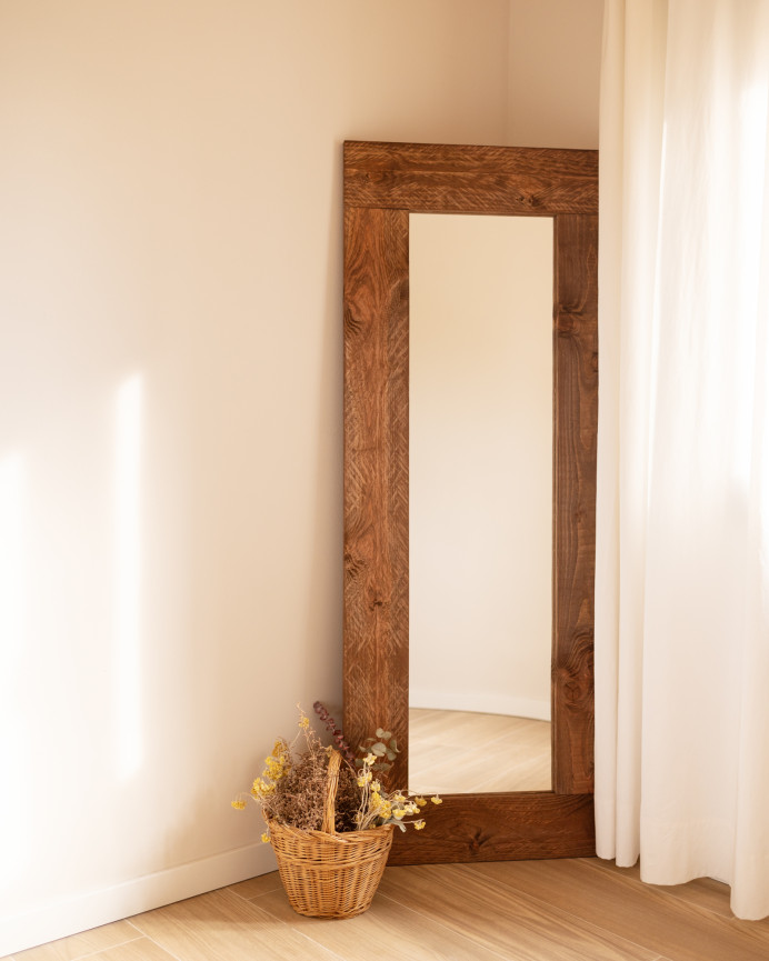 Spiegel mit massiver Eichenholzoptik in dunkler Eiche, Größe 165x65 cm.